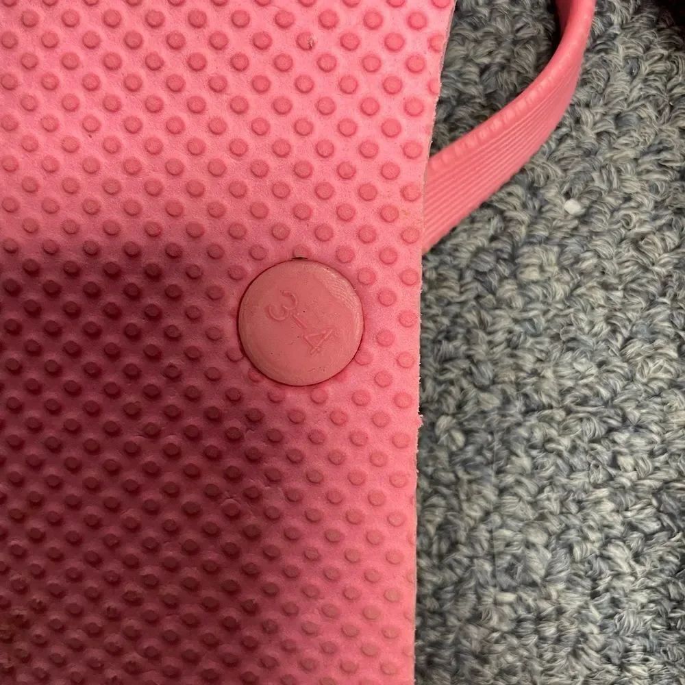 Old Navy Pink Flip Flops - Picture 3 of 3